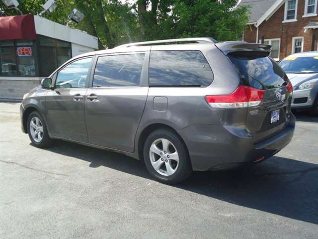 2011 Toyota Sienna LE 8-Passenger 4dr Mini-Van V6